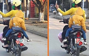 Đèo con bằng xe máy, mẹ tranh thủ chụp ảnh "tự sướng"