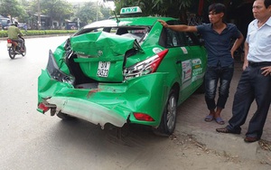 Xe bus đâm taxi xoay vòng trên quốc lộ, biến dạng kỳ dị