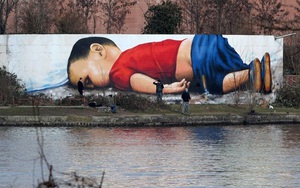 Bức graffiti khổng lồ về cái chết đầy ám ảnh của em bé Alan Kurdi