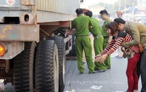 Bố đánh xe tải đi làm, không may cán chết con gái 2 tuổi