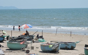 Bơi ra xa bờ tắm biển, chồng chết, vợ nguy kịch