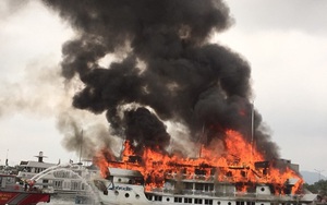 Tàu du lịch đang cháy dữ dội ở cảng Tuần Châu