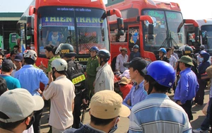 Nhà xe nợ nần, hành khách mắc kẹt trong nắng nóng