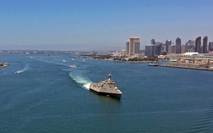 Siêu hạm USS Coronado bị tàu cỡ nhỏ khóa chết