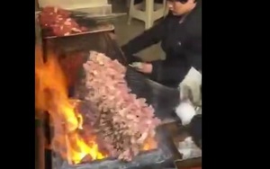 Thán phục nhân viên quán nhậu nướng 300 xiên thịt cừu một lúc
