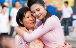 Hoa hậu Ngọc Hân ôm mẹ òa khóc trước hàng nghìn người