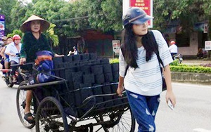 3 nữ sinh trường chuyên Hà Tĩnh kéo xe hơn 1km giúp cụ bán than