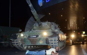 Người dân Thổ Nhĩ Kỳ liều mình chặn xe tăng, ngăn đảo chính