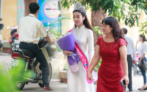 Hoa hậu Mỹ Linh đẹp rạng ngời khi về thăm trường cũ