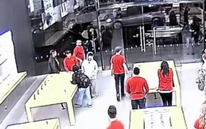 Nhóm cướp liều lĩnh 'vét sạch' cửa hàng iPhone chỉ trong 12 giây