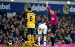 HLV Wenger bị “đá đểu” sau màn công kích trọng tài