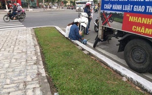 2 cô gái nhận "án phạt" chưa từng có từ cảnh sát giao thông