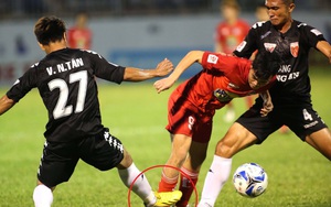 Văn Toàn "ăn đòn" của cầu thủ được nhận giải Fair-play