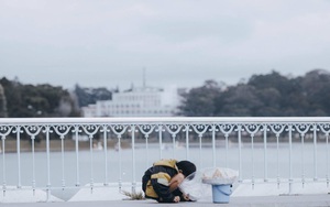 Ánh mắt thẫn thờ của cậu bé bán hàng rong ngày 1/6 gây ám ảnh