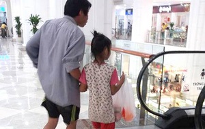 Người cha áo quần xộc xệch, đi chân đất trong TTTM gây "bão"