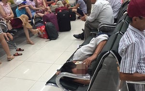 Hình ảnh người đàn ông ở sân bay khiến ai cũng phải "lắc đầu"