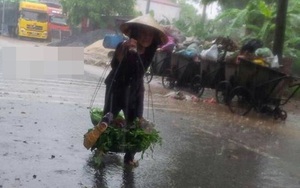 Hình ảnh bà cụ giữa cơn mưa lớn khiến nhiều đứa con xót xa