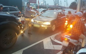 Bức xúc ô tô ngang nhiên đi ngược chiều xuống cầu vượt ở Hà Nội