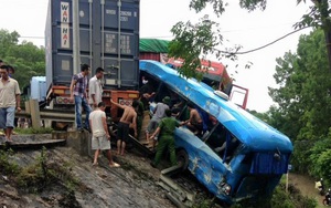 Xe khách nát bét sau tai nạn, hàng chục hành khách la hét