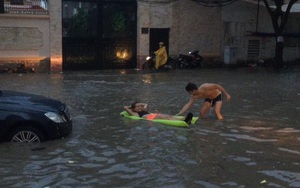Sài Gòn mưa ngập, khách Tây thích thú mang phao ra bơi giữa phố