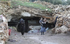 Ảnh: Cuộc sống dưới lòng đất của dân sơ tán ở Syria