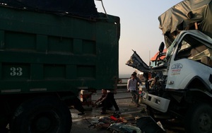 Xe tải nát đầu, tài xế tử vong sau va chạm trên cầu Thanh Trì