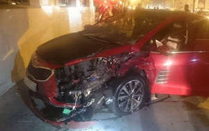 HN: Xế hộp lao vun vút trên phố đâm nát xe taxi