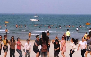 Nắng gần 40 độ C, dân Đà Nẵng đổ xô ra biển "giải nhiệt"