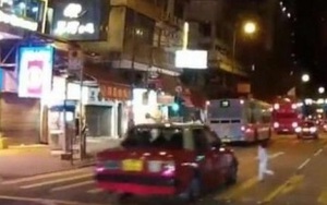 Video: Thót tim bé gái 3 tuổi bị taxi tông mạnh, thoát chết kỳ diệu