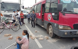 Dân xếp gạch đá chặn đường đi Nội Bài vì không có cầu vượt