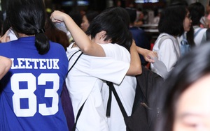 Yesung đến Việt Nam, nhiều fan xúc động ôm nhau khóc