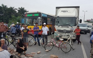 Dân mang gạch đá chặn đường lên Nội Bài, ùn tắc hơn 1 giờ