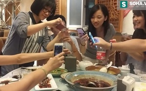 "Giấu đầu hở đuôi", cô gái bị đuổi việc vì check-in mạng xã hội