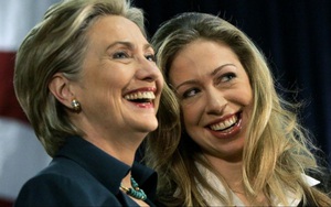 Bà Clinton bị phát hiện chuyển email cơ mật cho con gái Chelsea