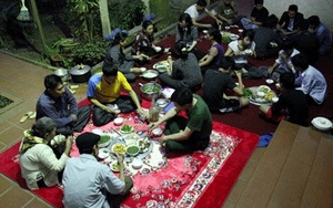 Chàng Tây "toát mồ hôi hột" khi ngồi ăn cỗ ở Việt Nam