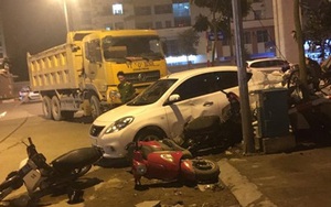 Xe tải 25 tấn mất lái tông liên hoàn trên vỉa hè