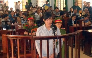 Cô gái cởi áo lăng mạ CSGT bị 9 tháng tù giam
