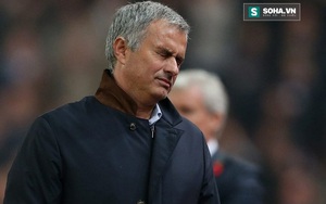 Tối mắt bởi Man United, Mourinho bất ngờ đau đầu vì "kẻ lăng nhăng"