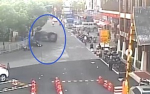 Ô tô bị lật và 1 lời khai đầy bất ngờ của 4 người trên xe