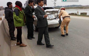 Xe hoa bị tông bẹp đuôi ngay trước khi vào hôn lễ