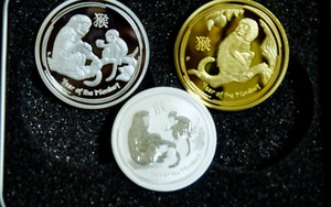 Người Sài Gòn mua đồng xu hình chú khỉ mạ vàng giá gần 10 triệu đồng làm quà Tết