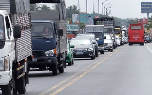 Kẹt xe gần 5 km do tai nạn trên cầu Rạch Miễu