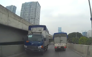 Hà Nội: Xe tải ngang nhiên phi ngược chiều vào đường cao tốc