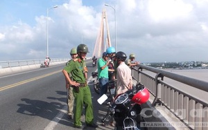 Một thiếu nữ nhảy cầu Rạch Miễu tự tử