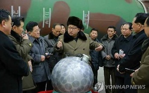 Kim Jong Un đích thân "khoe" đầu đạn hạt nhân thu nhỏ