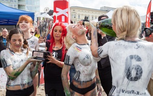 Nóng bỏng trận đấu cổ vũ Euro 2016 bằng body painting