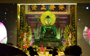 Chiêm bái tượng Phật ngọc Hòa bình Thế giới tại chùa Yên Phú