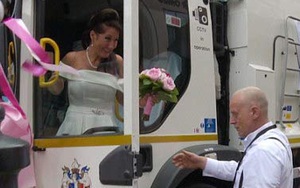 Chú rể bật khóc khi thấy cô dâu trên xe chở rác