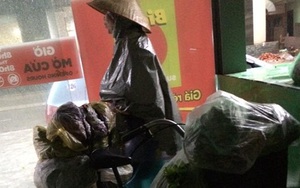 2 câu chuyện trái ngược trên phố Hà Nội trong ngày mưa bão