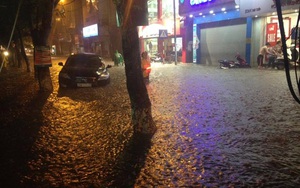 Mưa bão kinh hoàng ở nội thành Hà Nội